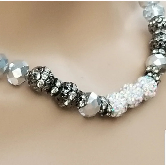 TWO VINTAGE FAUX PEARL & FACETED GLASS CRYSTAL NECKLACES - Picture 3 of 7